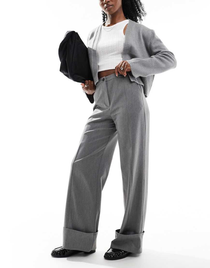 ASOS DESIGN - Elegante Hose in Grau mit weitem Bein und umgeschlagenem Bund ASOS DESIGN - Elegante Hose in Grau mit weitem Bein und umgeschlagenem Bund von ASOS DESIGN