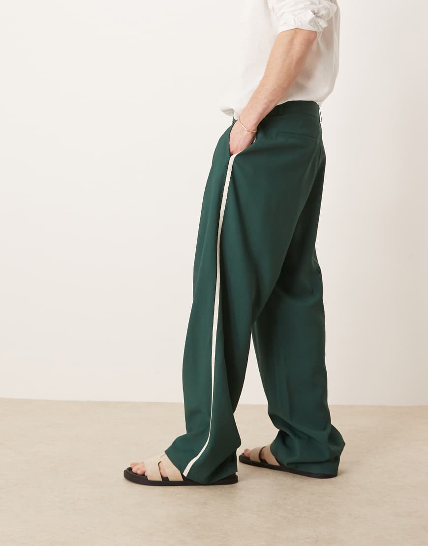 ASOS DESIGN - Elegante Hose in Grün mit seitlichem Zierstreifen und weitem Bein von ASOS DESIGN