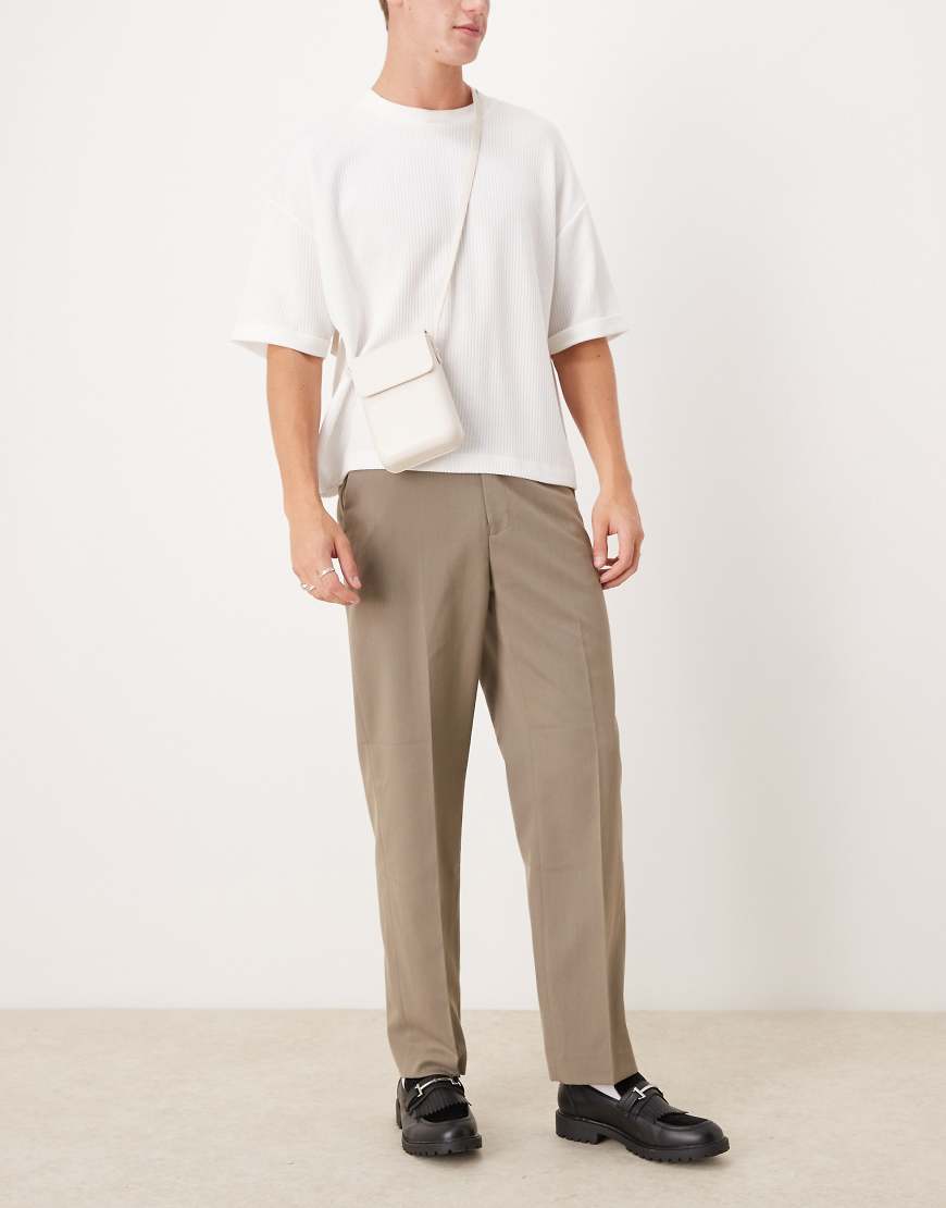 ASOS DESIGN - Elegante Hose in Hellbraun mit Fischgrätmuster und geradem Bein ASOS DESIGN - Elegante Hose in Hellbraun mit Fischgrätmuster und geradem Bein von ASOS DESIGN