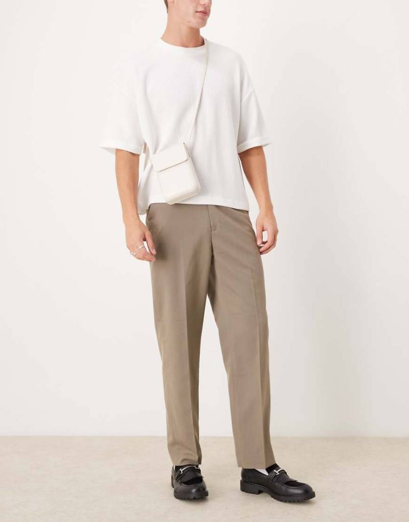 ASOS DESIGN - Elegante Hose in Hellbraun mit Fischgrätmuster und geradem Bein von ASOS DESIGN