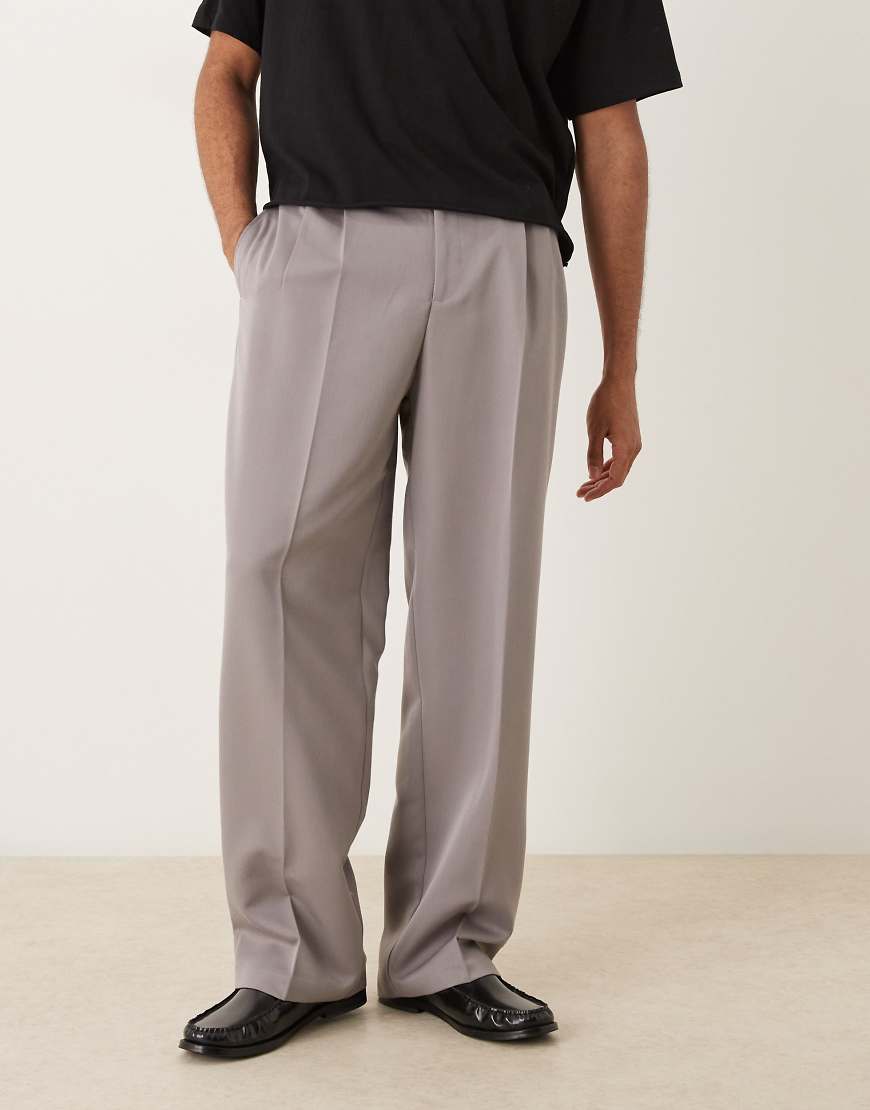 ASOS DESIGN - Elegante Hose in Hellgrau mit weitem Bein und doppelter Bundfalte ASOS DESIGN - Elegante Hose in Hellgrau mit weitem Bein und doppelter Bundfalte von ASOS DESIGN