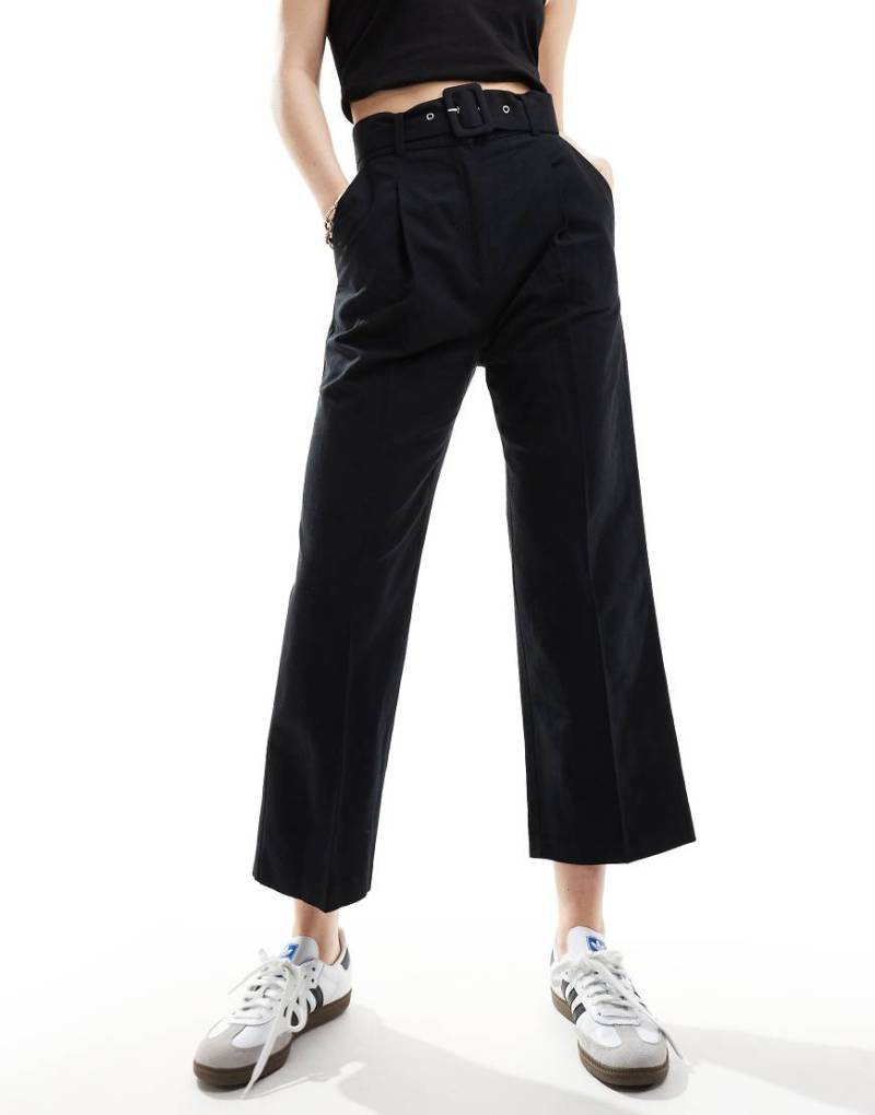 ASOS DESIGN - Elegante Hose in Hellschwarz mit Leinenanteil und Gürtel von ASOS DESIGN
