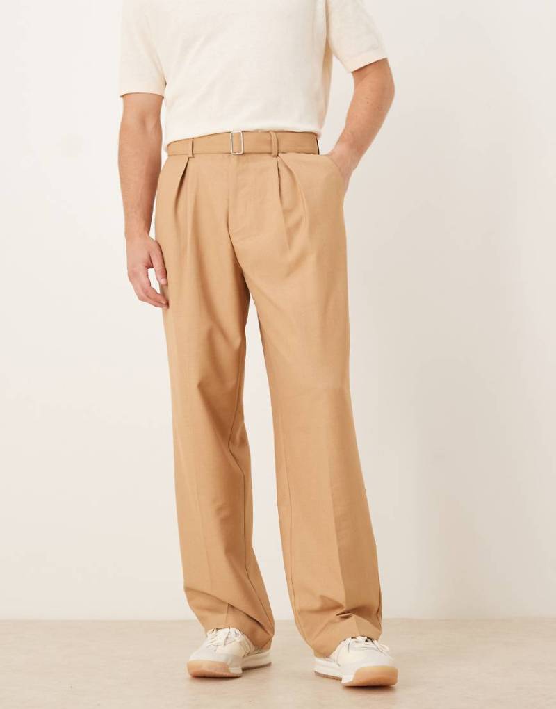 ASOS DESIGN - Elegante Hose in Kamelbeige mit Gürtel, weitem Bein und Bundfalte-Braun von ASOS DESIGN