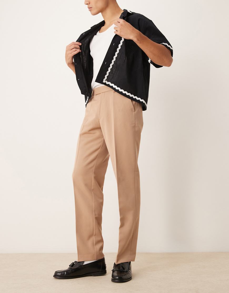 ASOS DESIGN - Elegante Hose in Kamelbraun mit geradem Schnitt-Rot ASOS DESIGN - Elegante Hose in Kamelbraun mit geradem Schnitt-Rot von ASOS DESIGN