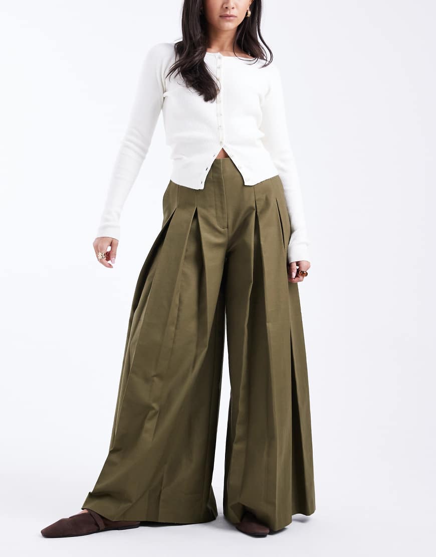 ASOS DESIGN - Elegante Hose in Khaki mit Falten und weitem Bein-Grün von ASOS DESIGN