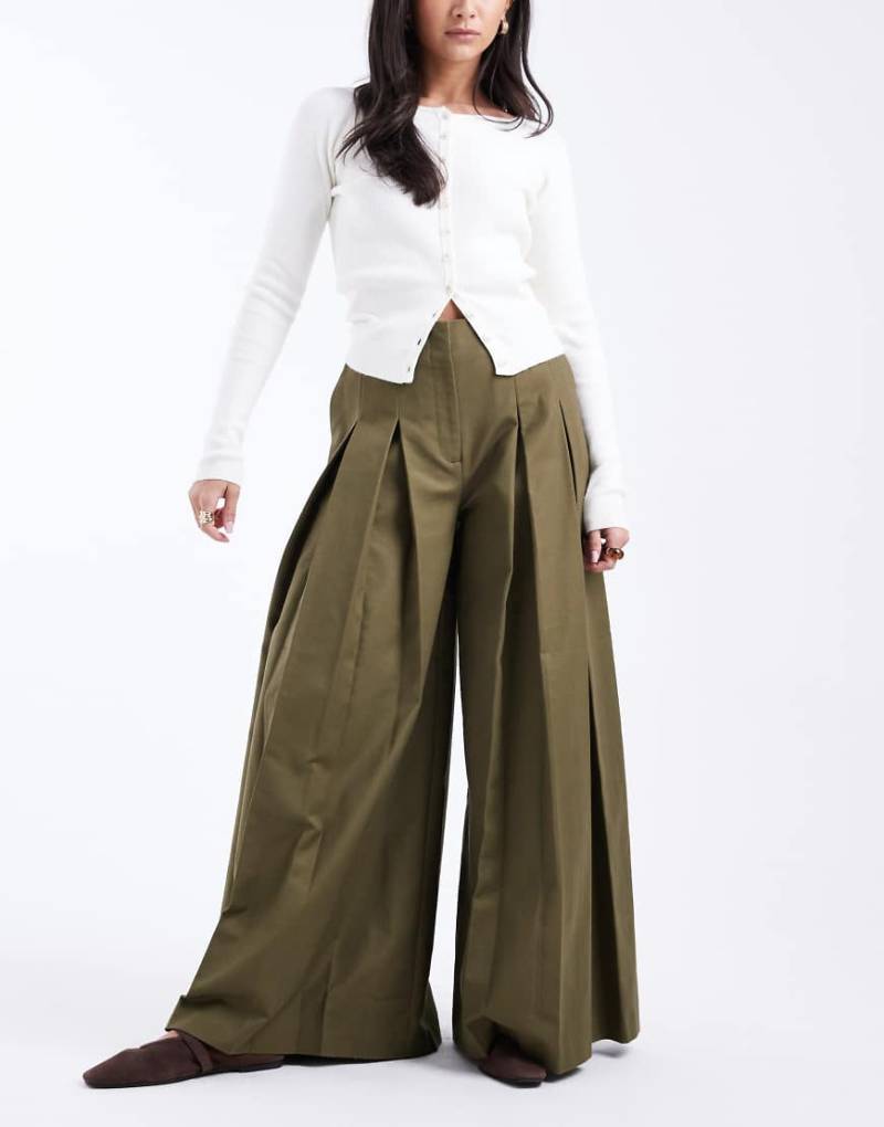 ASOS DESIGN - Elegante Hose in Khaki mit Falten und weitem Bein-Grün von ASOS DESIGN