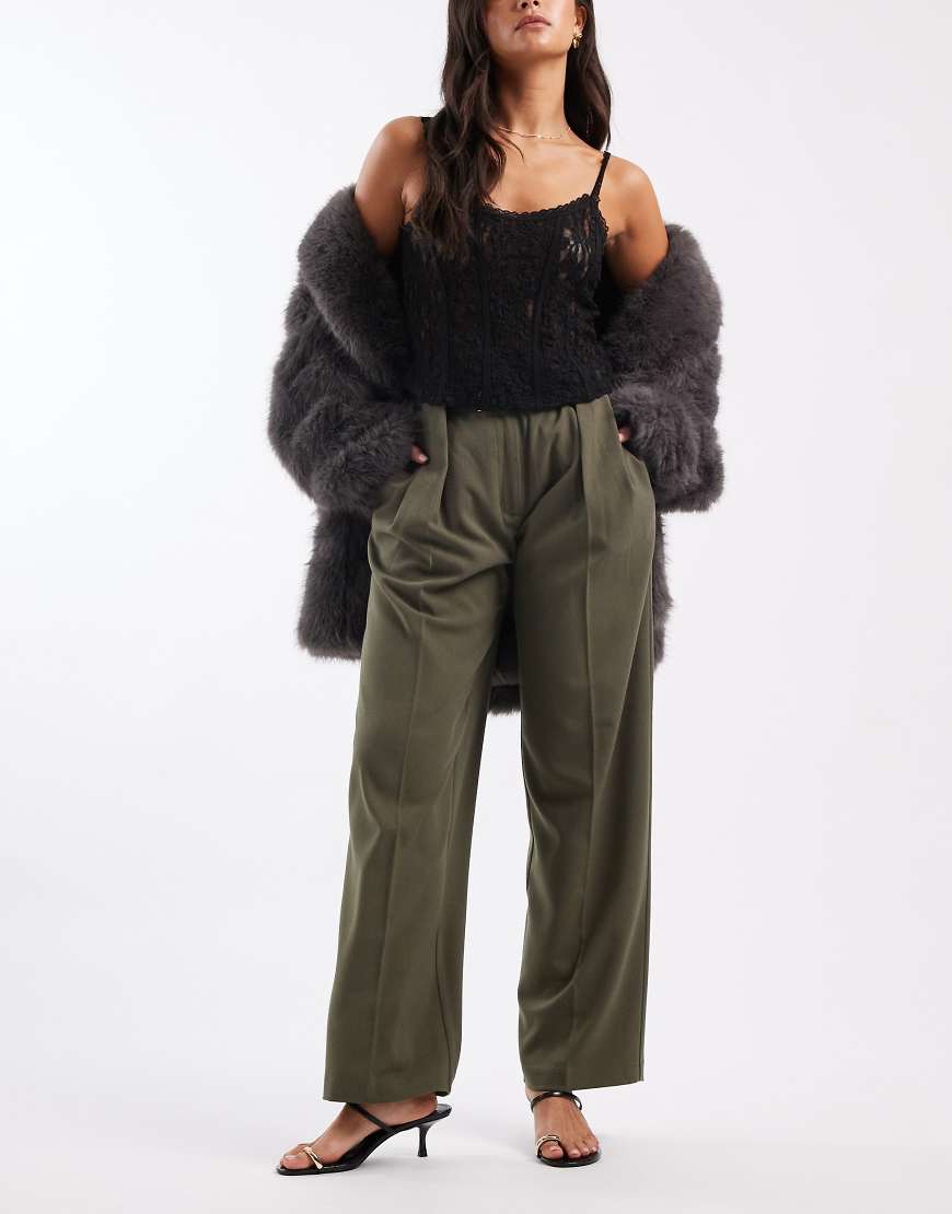 ASOS DESIGN - Elegante Hose in Khaki mit hohem Bund, geradem Bein und Gürtel-Grün von ASOS DESIGN