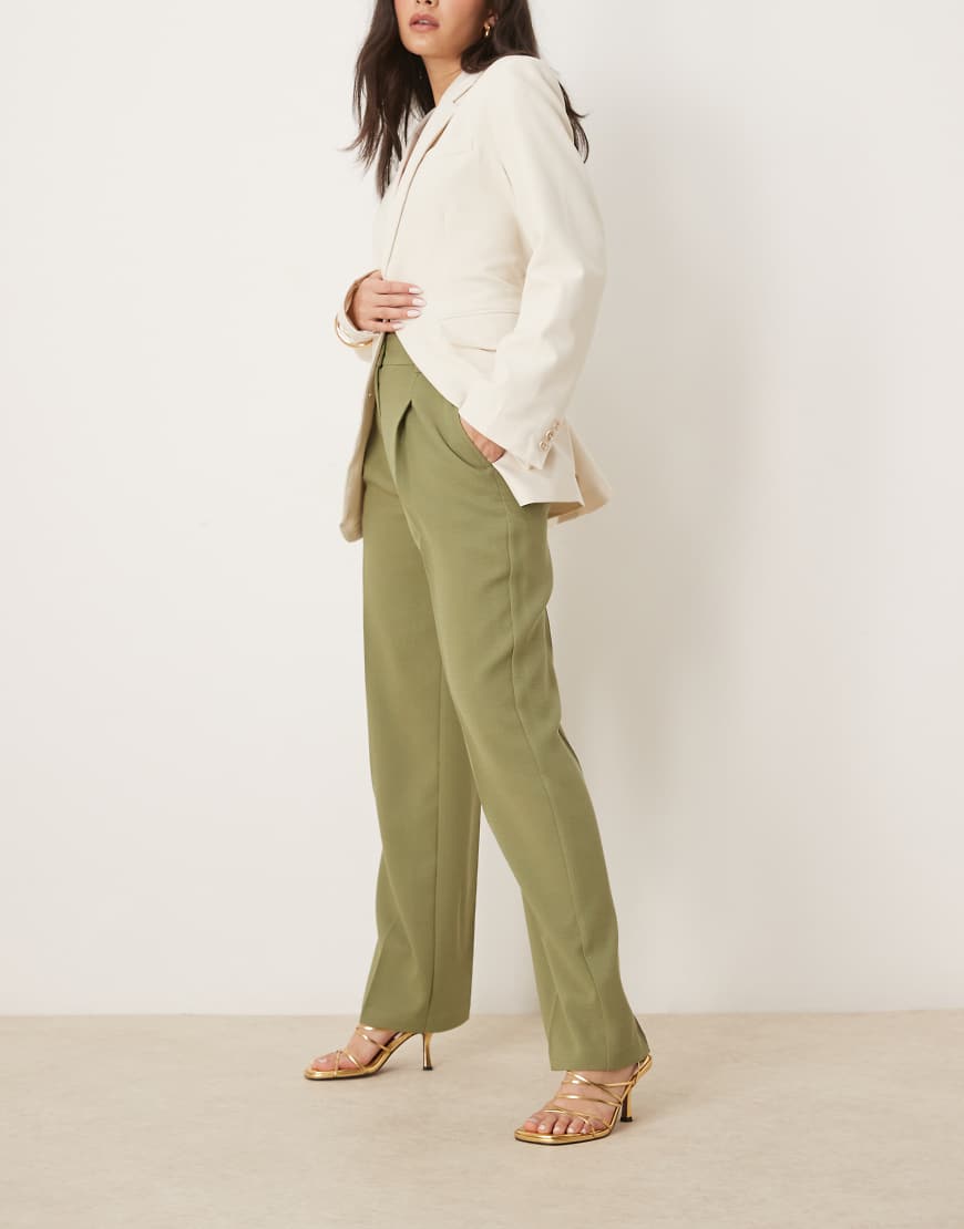 ASOS DESIGN - Elegante Hose in Khaki mit geradem Bein und goldenem Knopfdetail-Neutral von ASOS DESIGN