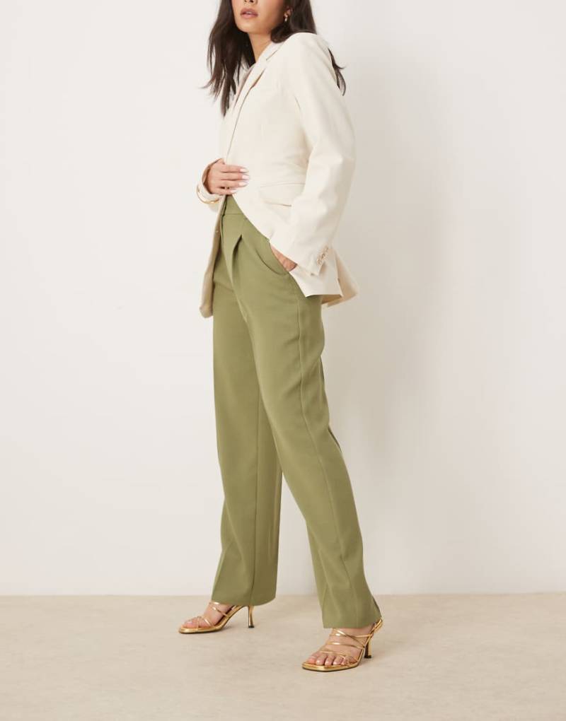 ASOS DESIGN - Elegante Hose in Khaki mit geradem Bein und goldenem Knopfdetail-Neutral von ASOS DESIGN