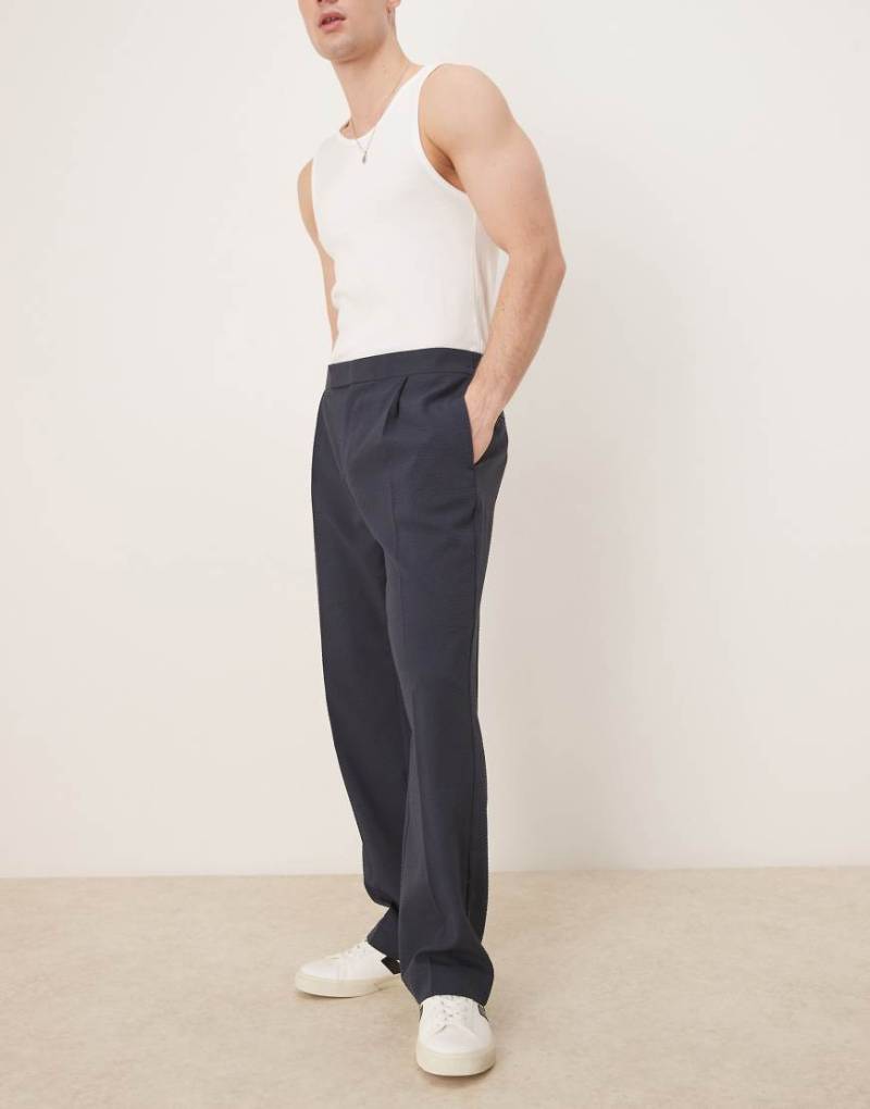ASOS DESIGN - Elegante Hose in Marineblau mit Seersucker-Struktur und geradem Schnitt, Kombiteil ASOS DESIGN - Elegante Hose in Marineblau mit Seersucker-Struktur und geradem Schnitt, Kombiteil von ASOS DESIGN