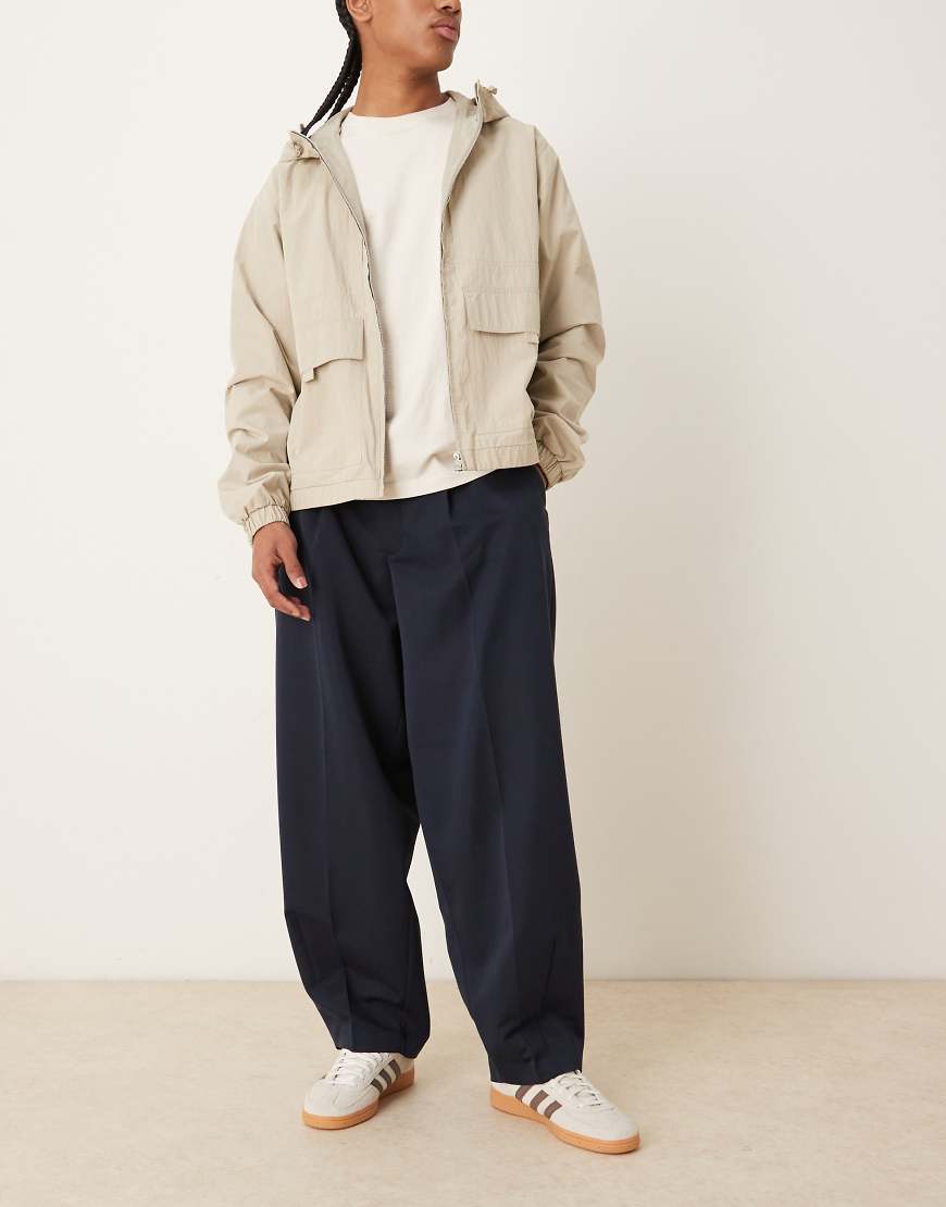 ASOS DESIGN - Elegante Hose in Marineblau mit abgerundetem, weitem Beinschnitt und Bügelfalten von ASOS DESIGN