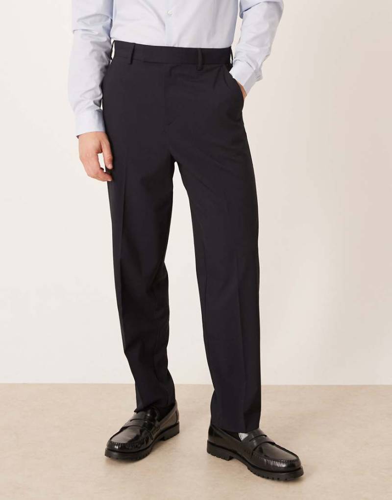 ASOS DESIGN - Elegante Hose in Marineblau mit lockerem Schnitt und schmal zulaufendem Bein von ASOS DESIGN
