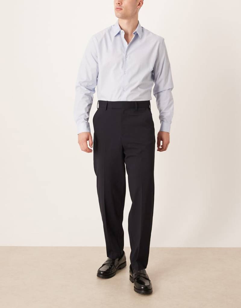 ASOS DESIGN - Elegante Hose in Marineblau mit lockerem Schnitt und schmal zulaufendem Bein von ASOS DESIGN