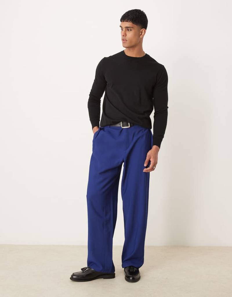 ASOS DESIGN - Elegante Hose in Marineblau mit weitem Bein und breiten Gürtelschlaufen von ASOS DESIGN