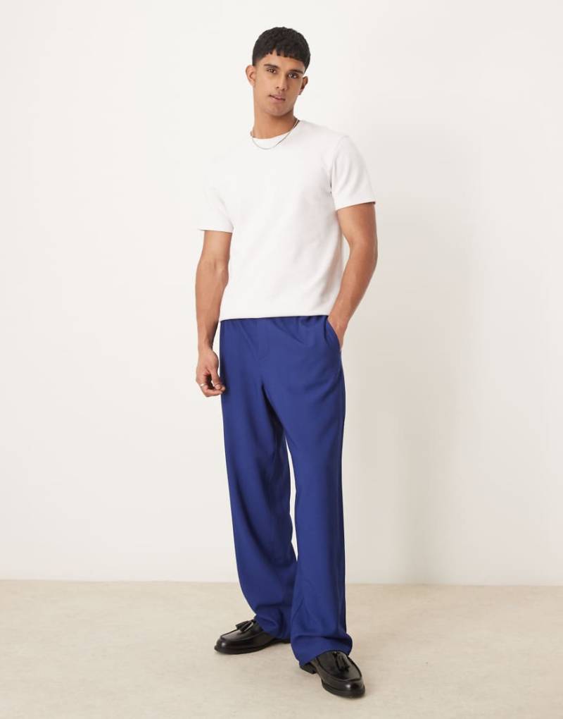 ASOS DESIGN - Elegante Hose in Marineblau mit weitem Bein und elastischem Bund-Braun von ASOS DESIGN
