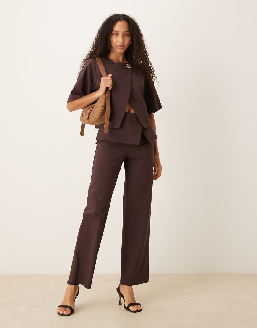 ASOS DESIGN - Elegante Hose in Mulberry mit geradem Bein und Umschlagbund mit goldfarbenem Knopfdetail, Kombiteil-Rot von ASOS DESIGN