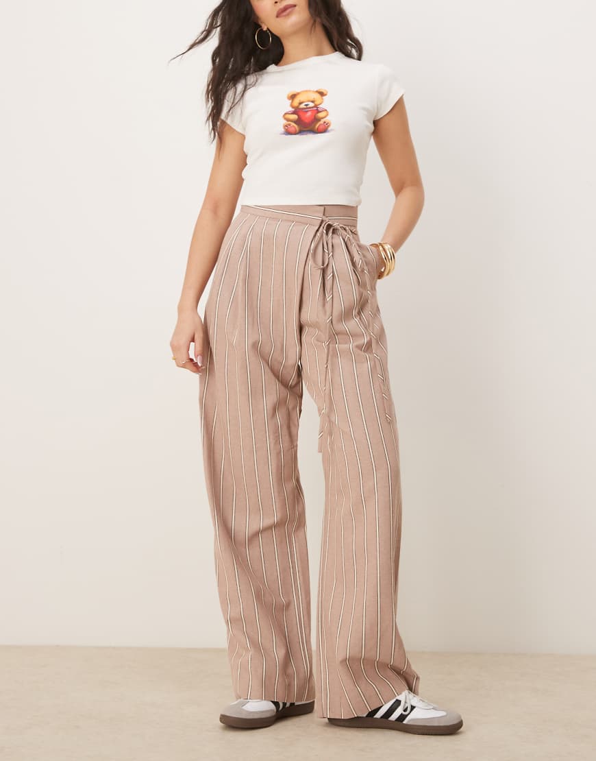 ASOS DESIGN - Elegante Hose in Nerzbraun gestreift mit Leinenanteil und gebundenem Wickeldetail-Bunt ASOS DESIGN - Elegante Hose in Nerzbraun gestreift mit Leinenanteil und gebundenem Wickeldetail-Bunt von ASOS DESIGN
