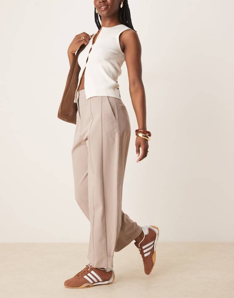 ASOS DESIGN - Elegante Hose in Steinbeige mit Laschen-Detail-Rosa von ASOS DESIGN