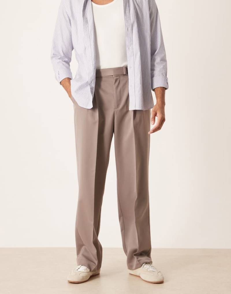 ASOS DESIGN - Elegante Hose in Nerzbraun mit weitem Bein, Gürteldetail und Bügelfalten-Brown von ASOS DESIGN