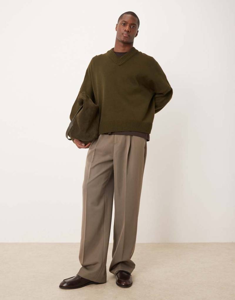 ASOS DESIGN - Elegante Hose in Nerzbraun mit weitem Bein, elastischem Bund und Kellerfalten von ASOS DESIGN