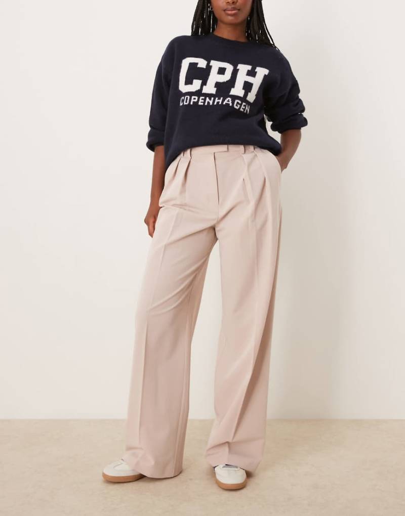 ASOS DESIGN - Elegante Hose in Apricot mit weitem Bein und Bundfalten-Braun von ASOS DESIGN
