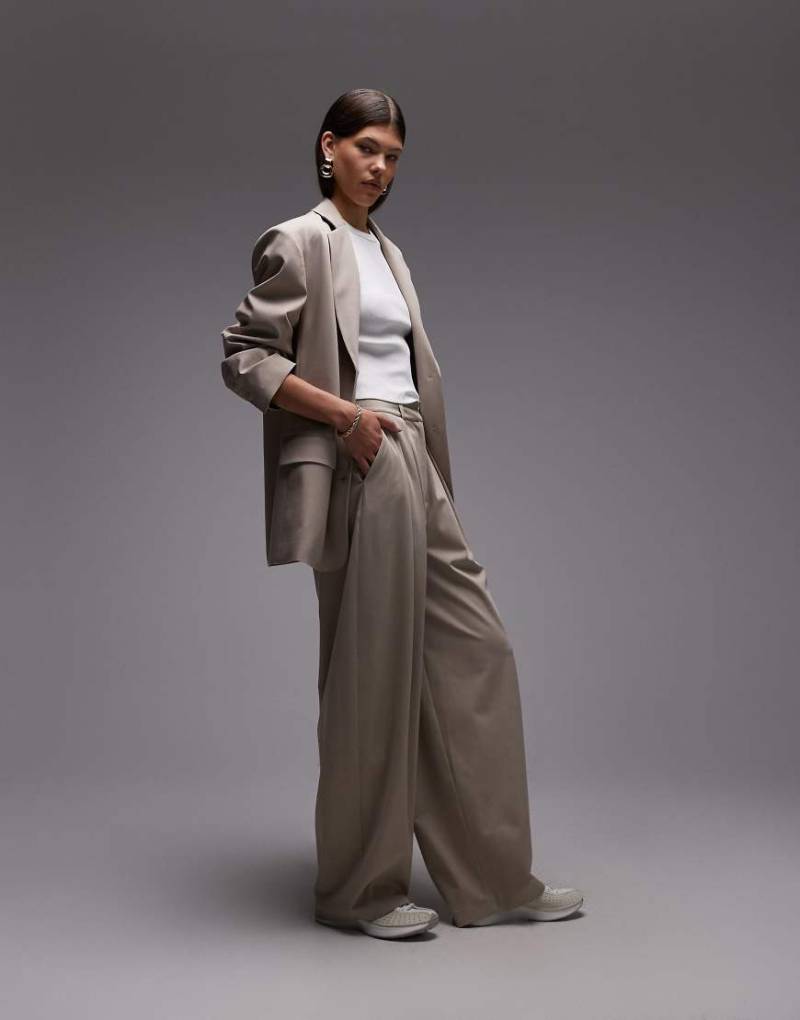 ASOS DESIGN - Elegante Hose in Neutral mit Cocoon-Bein von ASOS DESIGN