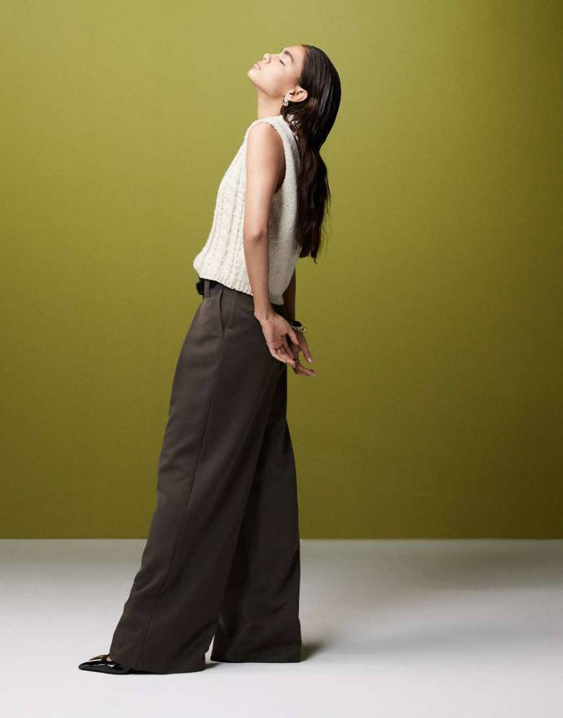 ASOS DESIGN - Elegante Hose in Olivgrün mit superweitem Bein und Gürtel von ASOS DESIGN