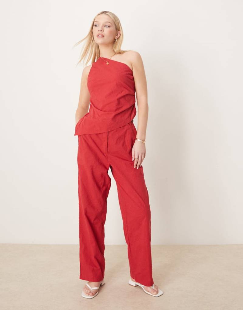 ASOS DESIGN - Elegante Hose in Rot mit lässigem Schnitt und Blumenstruktur, Kombiteil von ASOS DESIGN