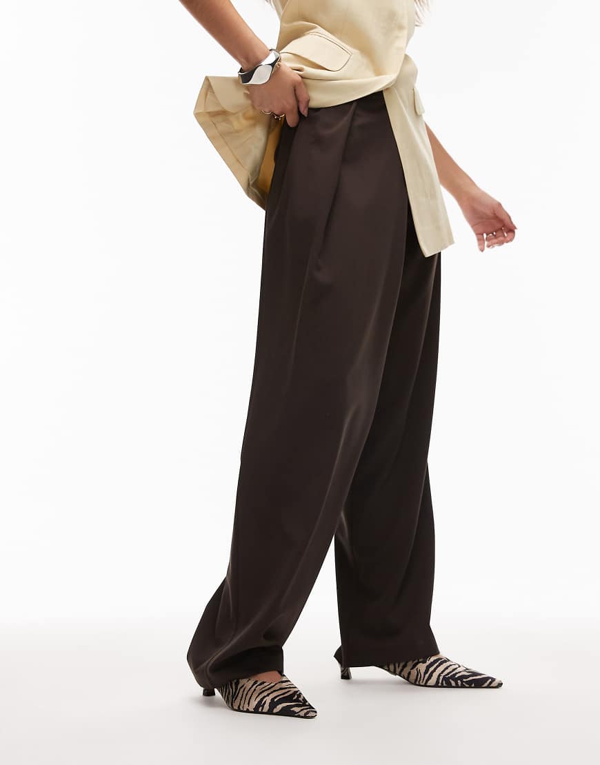 ASOS DESIGN - Elegante Hose in Schokobraun mit weitem Bein und Wickelbund ASOS DESIGN - Elegante Hose in Schokobraun mit weitem Bein und Wickelbund von ASOS DESIGN