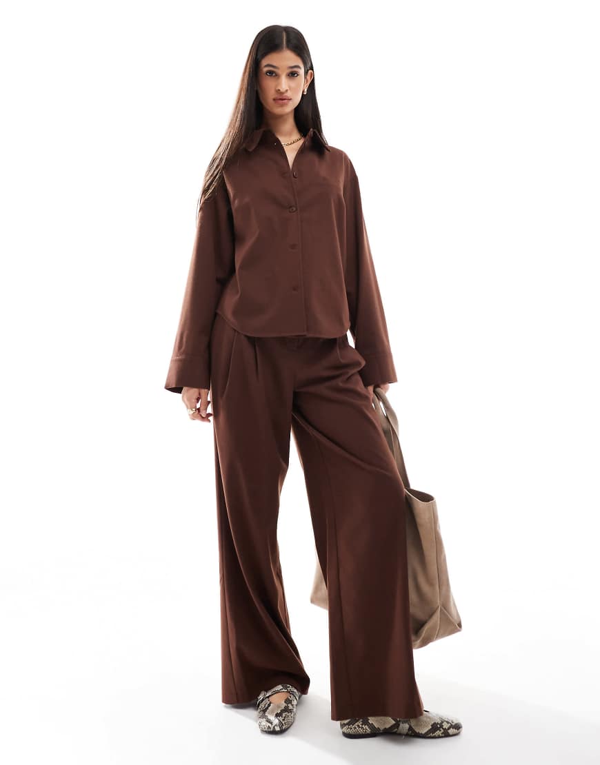 ASOS DESIGN - Elegante Hose in Schokobraun mit weitem Bein von ASOS DESIGN