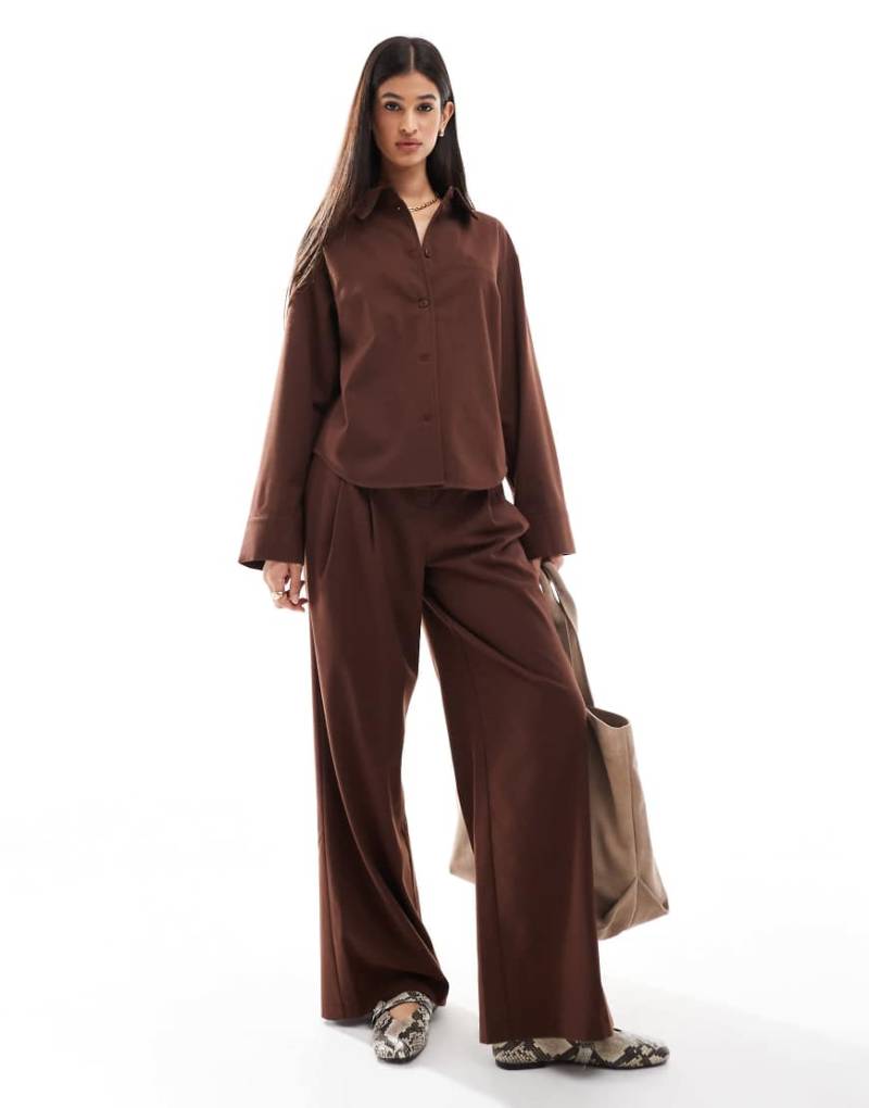 ASOS DESIGN - Elegante Hose in Schokobraun mit weitem Bein von ASOS DESIGN