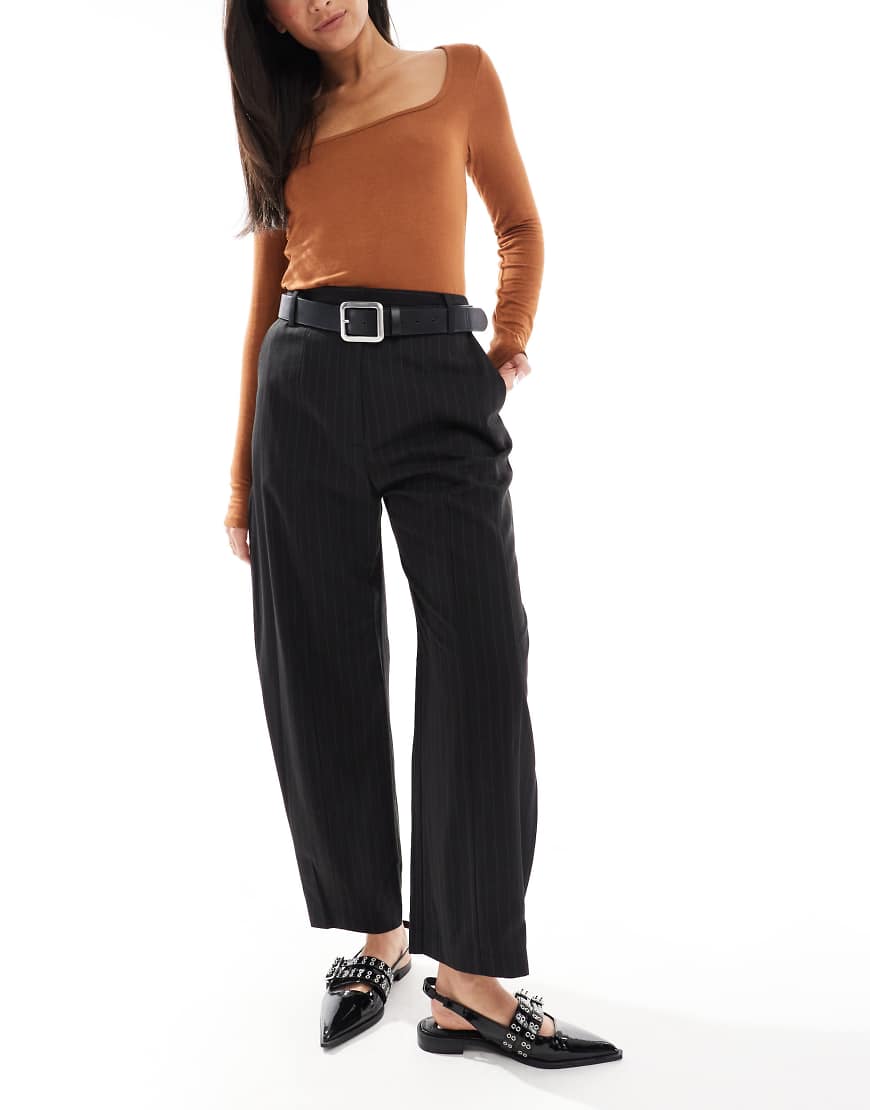 ASOS DESIGN - Elegante Hose in Schwarz gestreift mit Laschen-Detail-Bunt von ASOS DESIGN