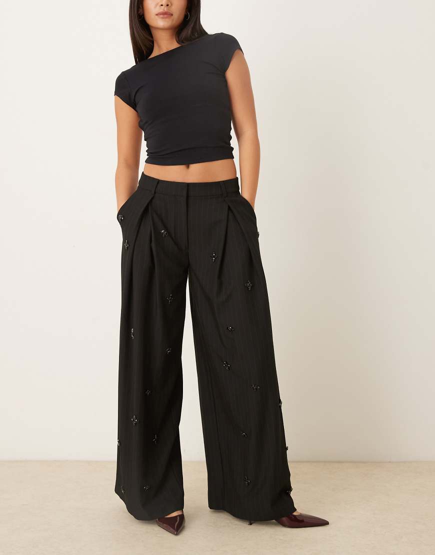 ASOS DESIGN - Elegante Hose in Schwarz mit Verzierung, Nadelstreifen und niedrigem Bund von ASOS DESIGN