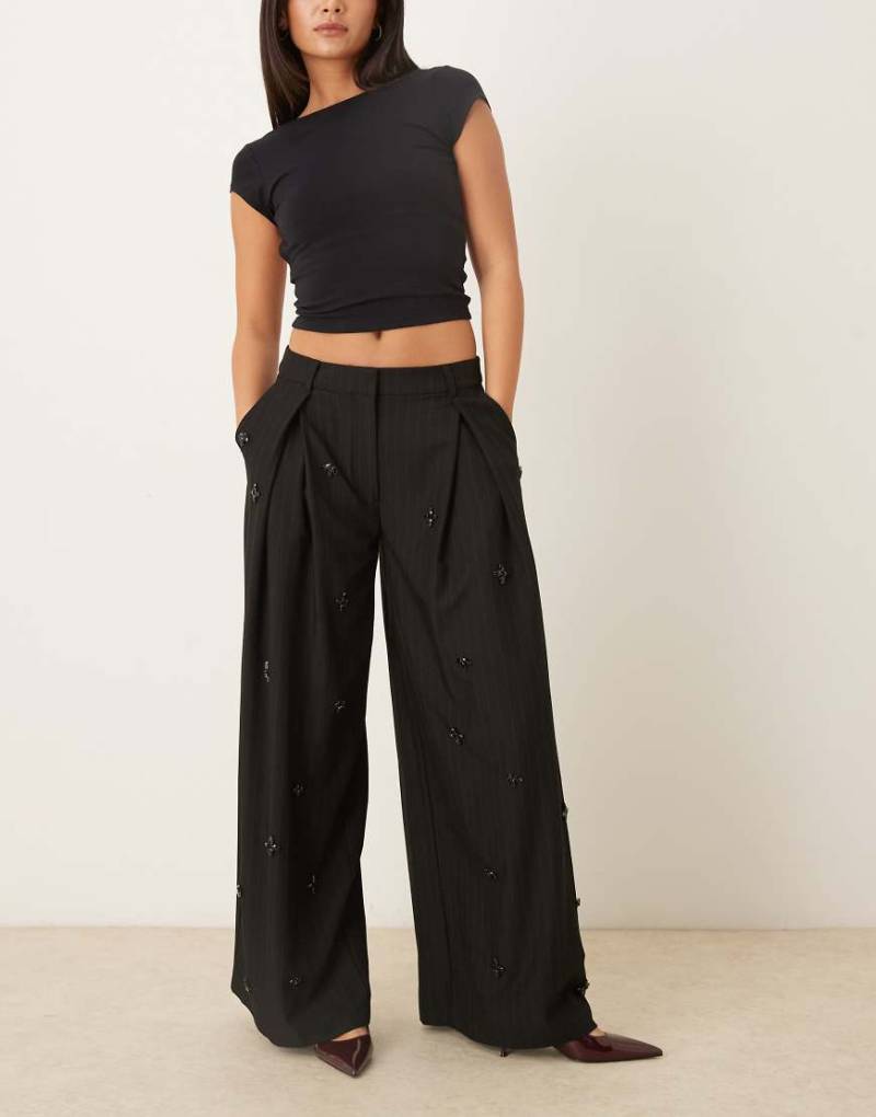 ASOS DESIGN - Elegante Hose in Schwarz mit Verzierung, Nadelstreifen und niedrigem Bund von ASOS DESIGN