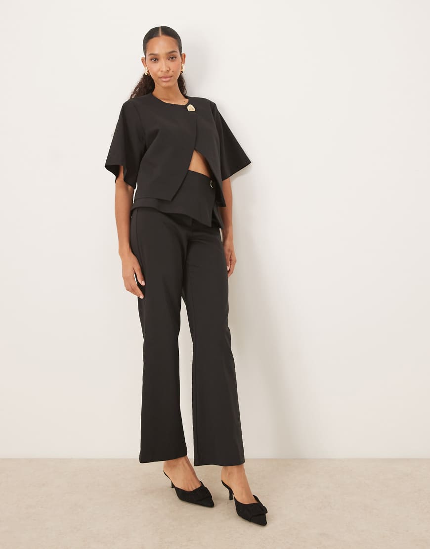 ASOS DESIGN - Elegante Hose in Schwarz mit geradem Bein und Umschlagbund mit goldfarbenem Knopfdetail von ASOS DESIGN