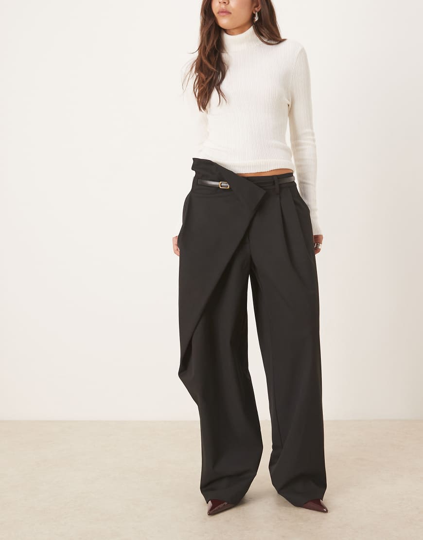 ASOS DESIGN - Elegante Hose in Schwarz mit weitem Bein, Gürtel und Wickeldesign von ASOS DESIGN