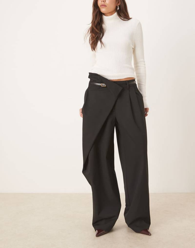 ASOS DESIGN - Elegante Hose in Schwarz mit weitem Bein, Gürtel und Wickeldesign von ASOS DESIGN
