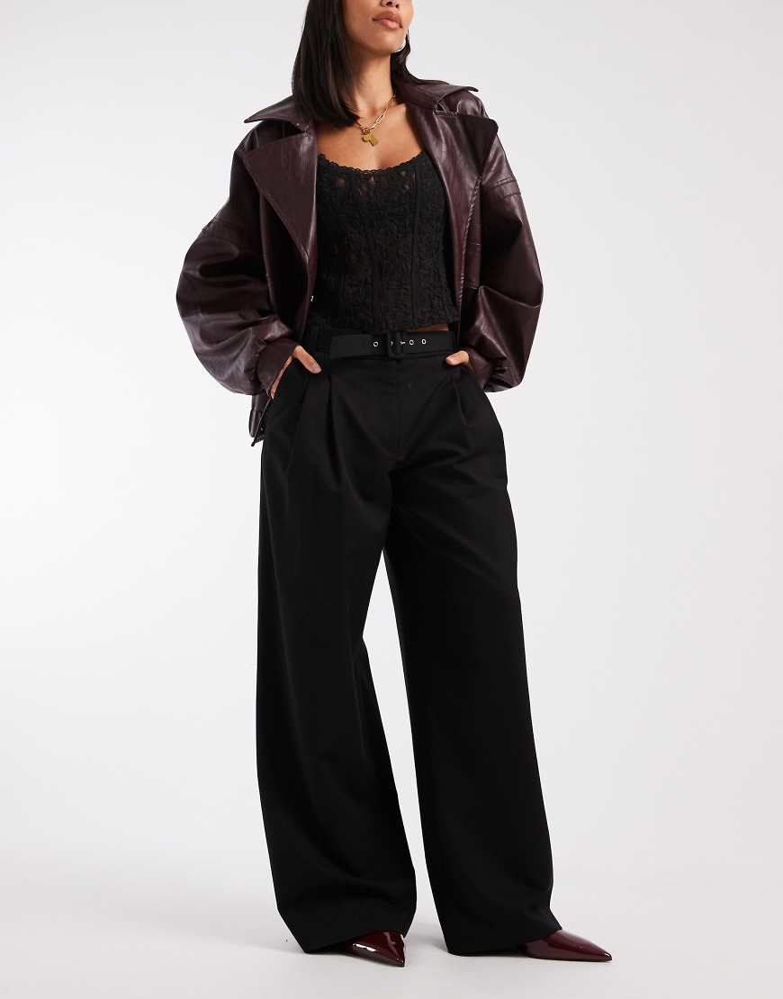 ASOS DESIGN - Elegante Hose in Schwarz mit weitem Bein, niedrigem Bund und Gürtel von ASOS DESIGN
