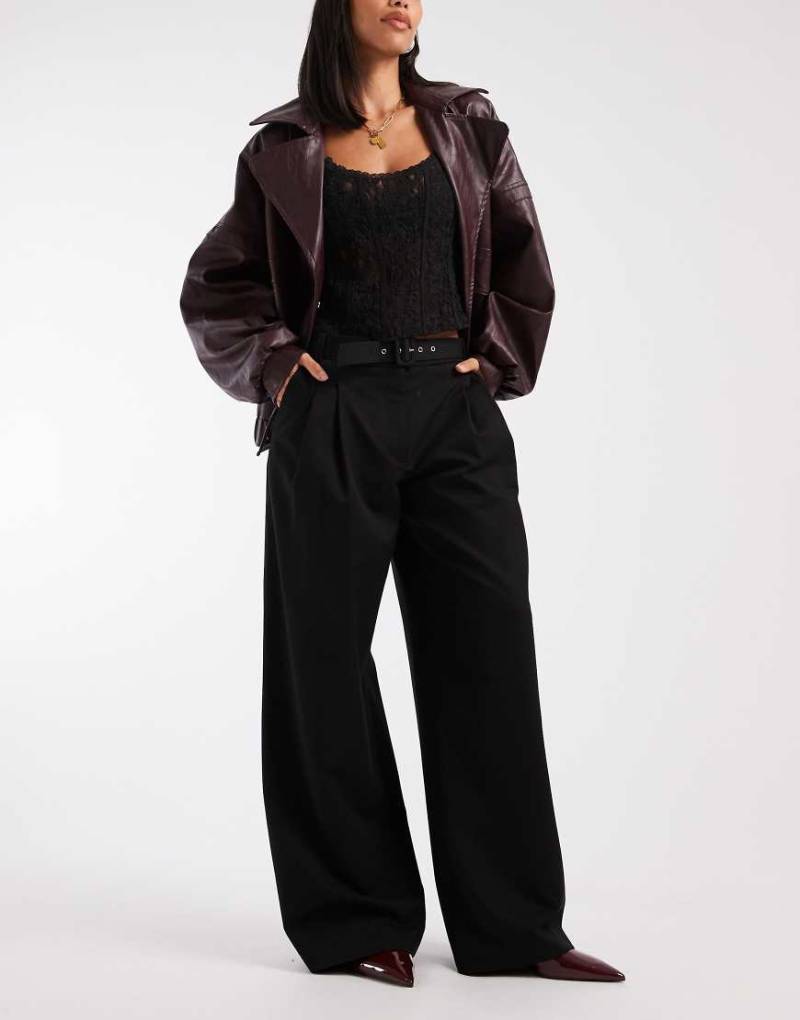 ASOS DESIGN - Elegante Hose in Schwarz mit weitem Bein, niedrigem Bund und Gürtel von ASOS DESIGN