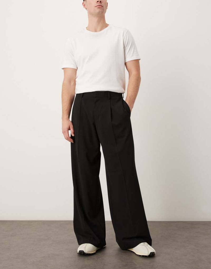 ASOS DESIGN - Elegante Hose in Schwarz mit weitem Bein und Bundfalten vorn von ASOS DESIGN