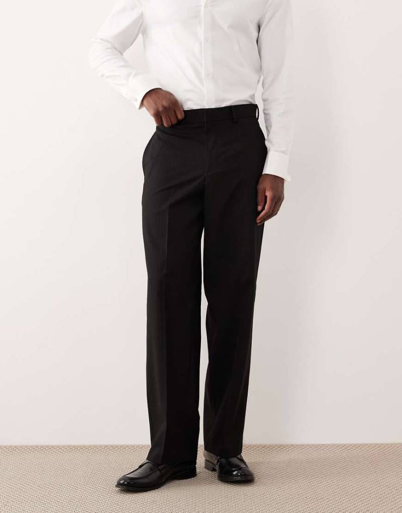 ASOS DESIGN - Elegante Hose in Schwarz mit weitem Bein und subtilen Metallic-Nadelstreifen-Rot von ASOS DESIGN