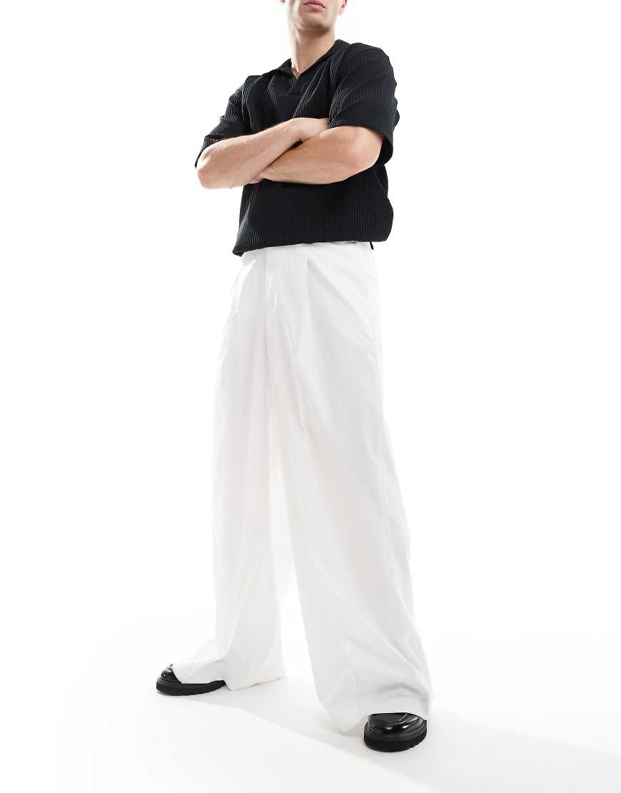 ASOS DESIGN - Elegante Hose in Weiß mit extrem weitem Bein und Bundfalte vorne ASOS DESIGN - Elegante Hose in Weiß mit extrem weitem Bein und Bundfalte vorne von ASOS DESIGN