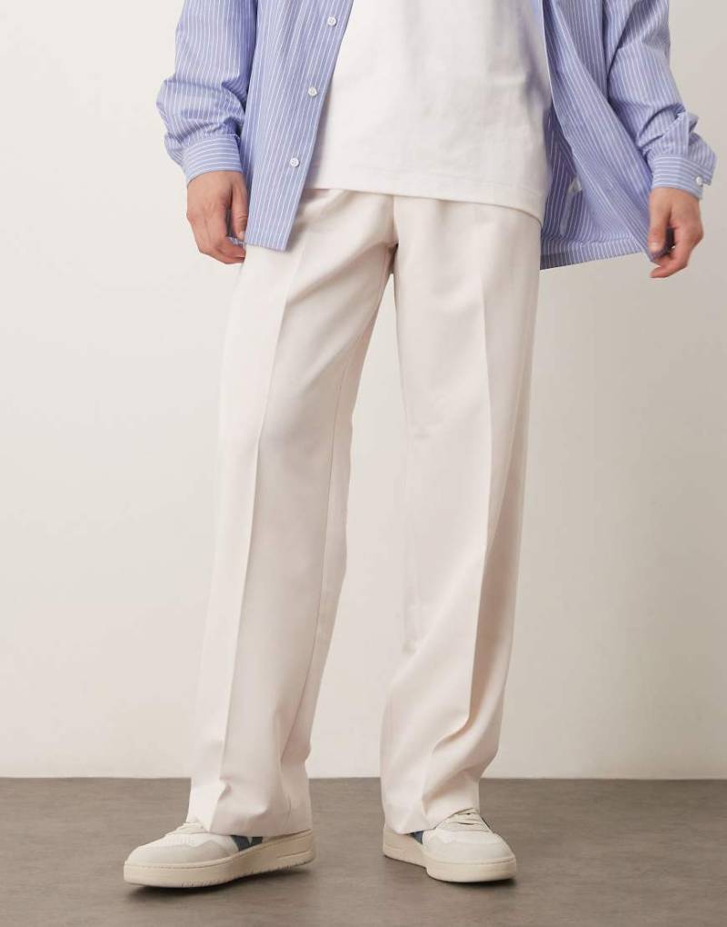 ASOS DESIGN - Elegante Hose in Weiß mit weitem Bein, Bundfalten und doppelten Gürtelschlaufen von ASOS DESIGN