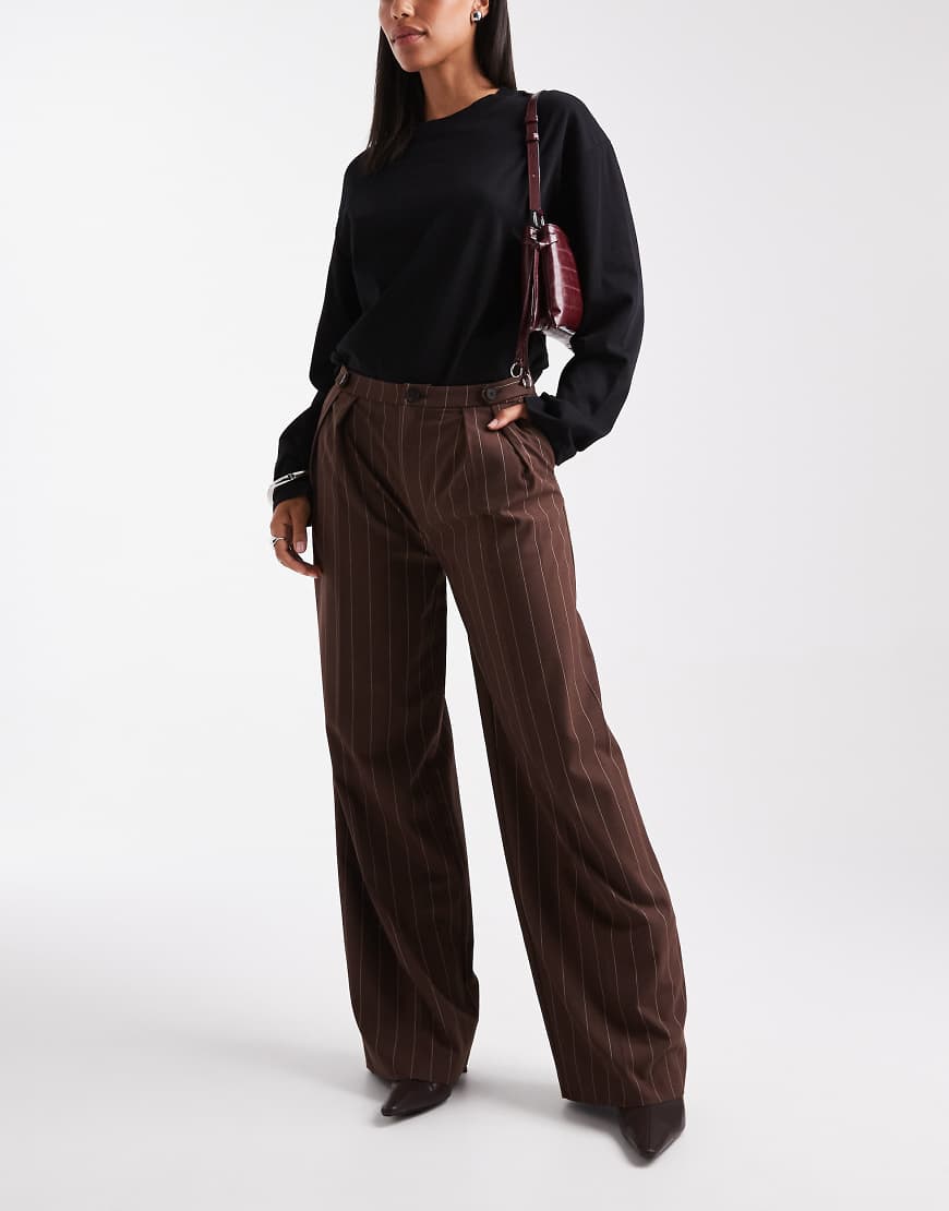 ASOS DESIGN - Elegante Hose in braun gestreift mit weitem Schnitt und Lasche-Brown von ASOS DESIGN