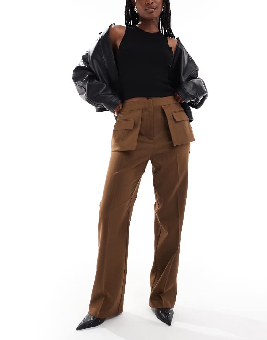 ASOS DESIGN - Elegante Hose in dunklem Kamelbraun mit gerader Schnitt und aufgesetzter Utility-Tasche-Brown von ASOS DESIGN