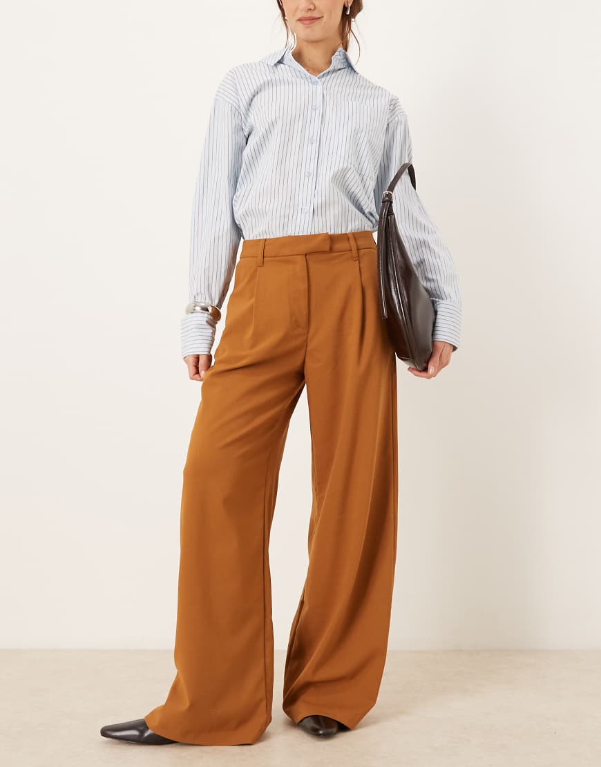 ASOS DESIGN - Elegante Hose in dunklem Kamelbraun mit niedrigem Bund und weitem Bein-Brown von ASOS DESIGN