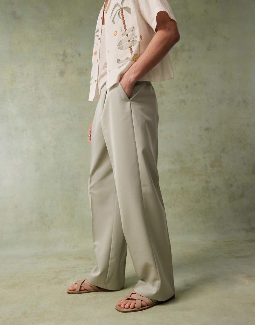 ASOS DESIGN - Elegante Hose in gedämpftem Grün mit weitem Bein und Bundfalten ASOS DESIGN - Elegante Hose in gedämpftem Grün mit weitem Bein und Bundfalten von ASOS DESIGN