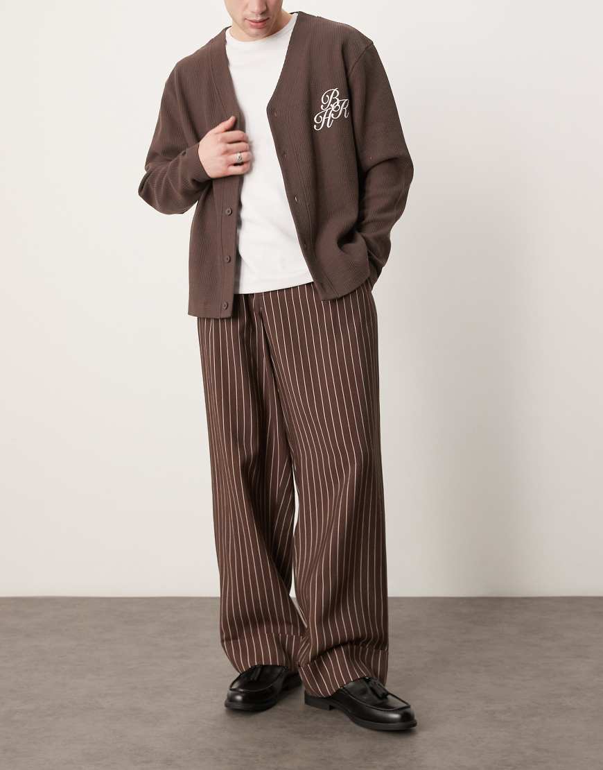 ASOS DESIGN - Elegante Hose in gestreiftem Braun mit weitem Bein und umgeschlagenem Saum ASOS DESIGN - Elegante Hose in gestreiftem Braun mit weitem Bein und umgeschlagenem Saum von ASOS DESIGN