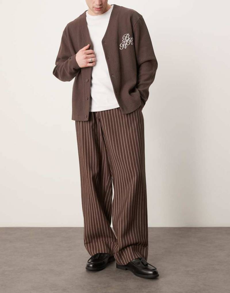 ASOS DESIGN - Elegante Hose in gestreiftem Braun mit weitem Bein und umgeschlagenem Saum von ASOS DESIGN