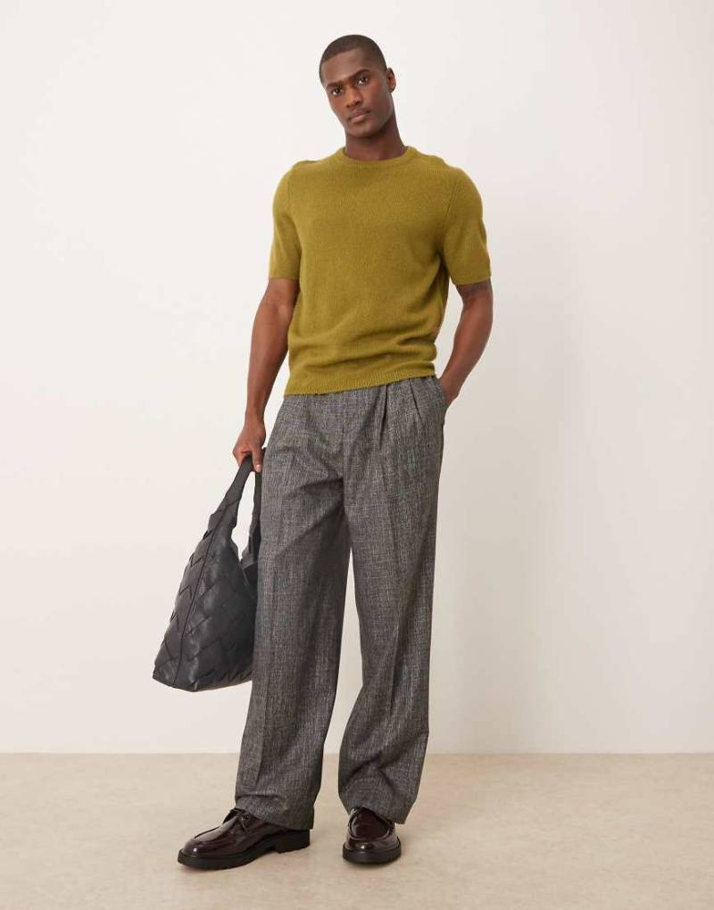 ASOS DESIGN - Elegante Hose in meliertem Schwarz mit weitem Bein und zwei Bundfalten von ASOS DESIGN